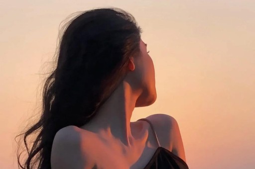 陪玩陪睡算啥？继人体盛宴、舔手指后艺人再曝阴暗面 秦岚被牵